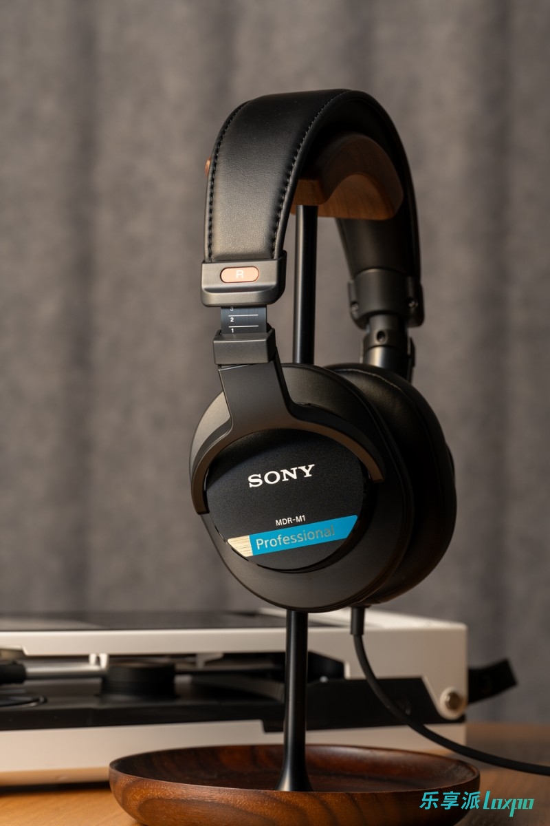 HiFi玩家的第一台专业监听耳机 索尼 MDR-M1